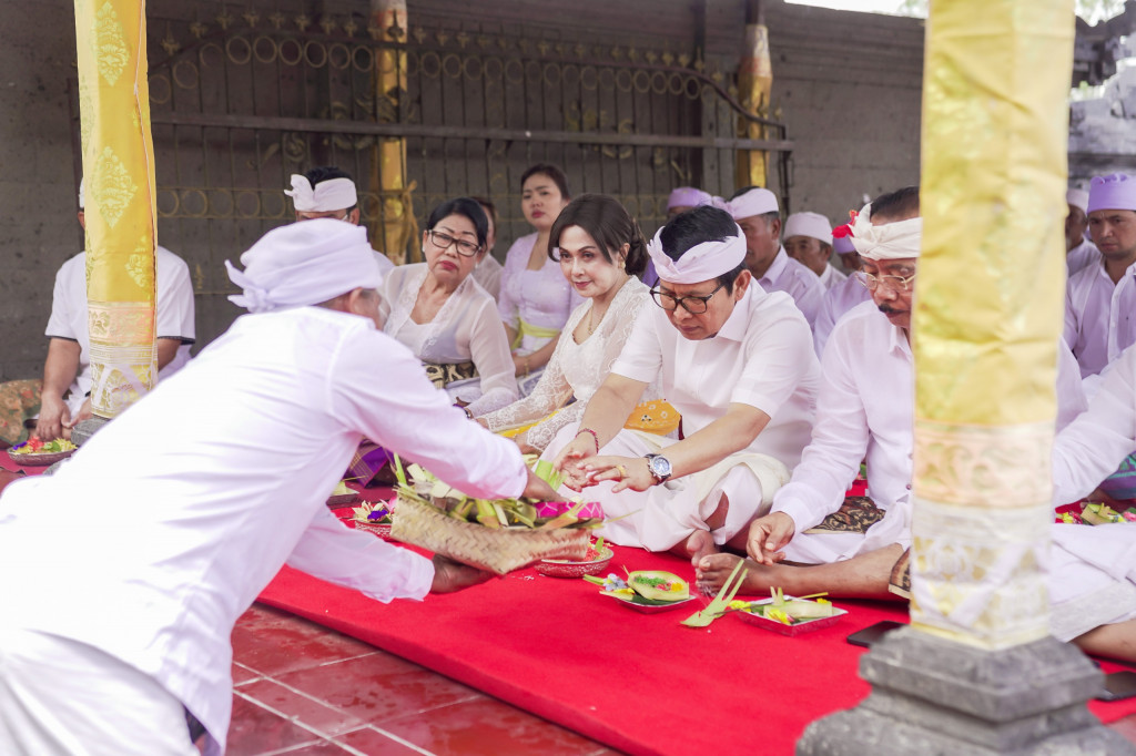 Bupati Giri Prasta Hadiri Karya Ngodak Tapakan Pura Desa Banjar Kiadan Petang